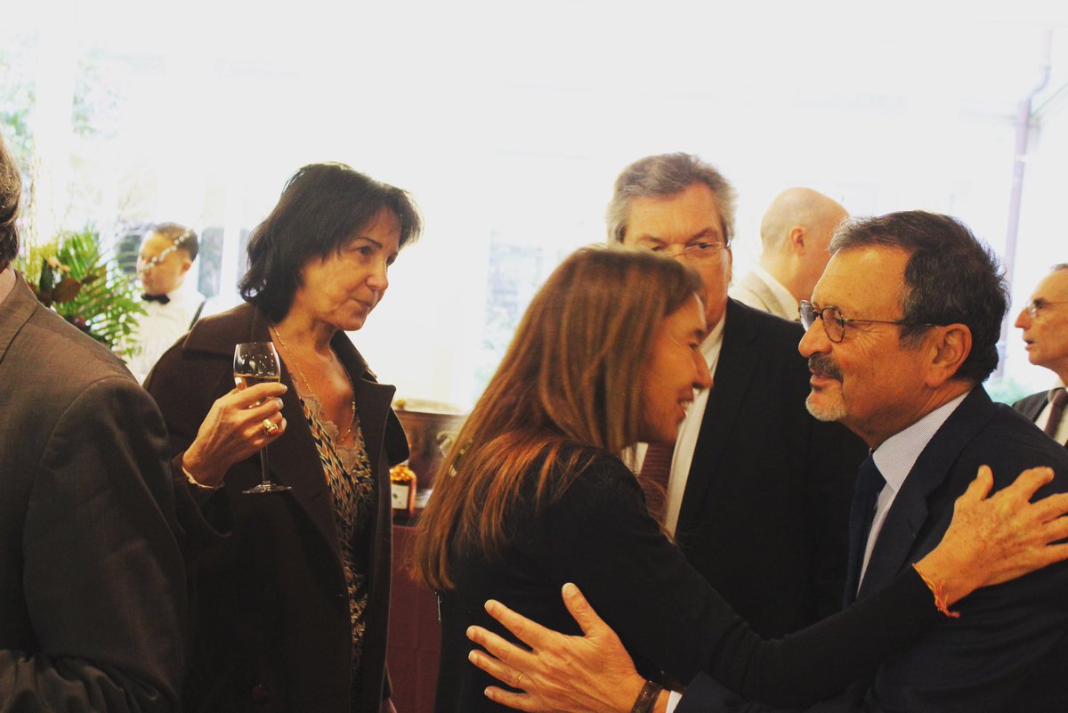 jczerat's tweet photo. Rencontre de deux êtres exceptionnels aux vœux du Conseil de Paris de l’ordre des médecins hier. 😂@ORDREMEDECINSPA @AvraneJ @DrChHUGUE https://t.co/j0F81cPv72