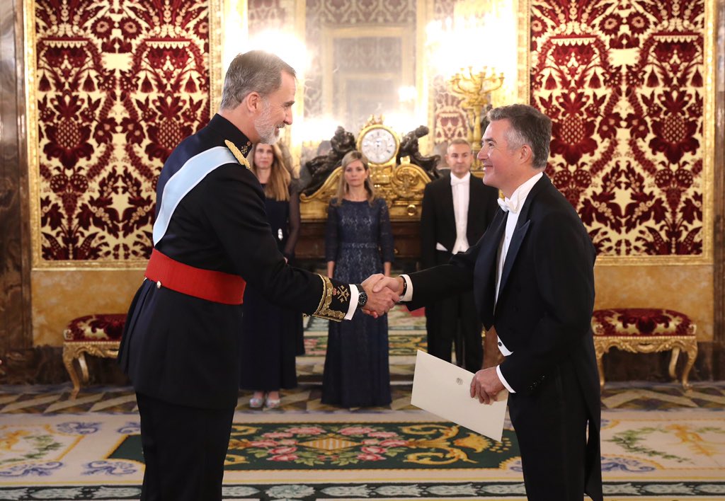 Hoy, el Embajador de Andorra en España Vicenç Mateu ha presentado cartas credenciales ante S.M el Rey. Enhorabuena Embajador y grandes éxitos <a href="/CasaReal/">Casa de S.M. el Rey</a> <a href="/GovernAndorra/">Govern d'Andorra</a> <a href="/MAECgob/">Ministerio de Asuntos Exteriores, UE y Cooperación</a> <a href="/ANDORRA_Spain/">Embajada de Andorra</a> <a href="/EspanaGlobal/">España Global</a>