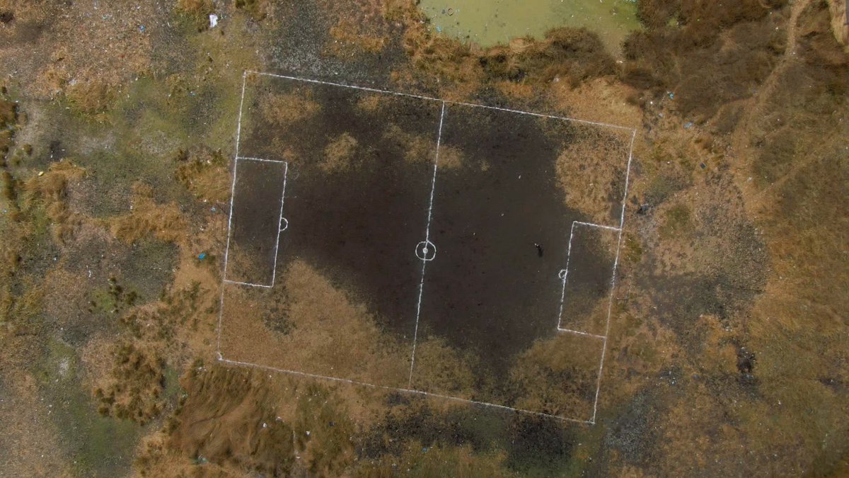 Au Pérou, en Norvège, au Sénégal, au Mexique, en Chine et dans l'Himalaya : on vous emmène à la découverte de terrains de foot complètement fous et à la rencontre de ceux qui y jouent. #STADES , une série doc <a href="/Sport__Reporter/">Sport Reporter</a> disponible le 9 février sur <a href="/myCANAL/">myCANAL</a> &amp; <a href="/canalplus/">CANAL+</a>