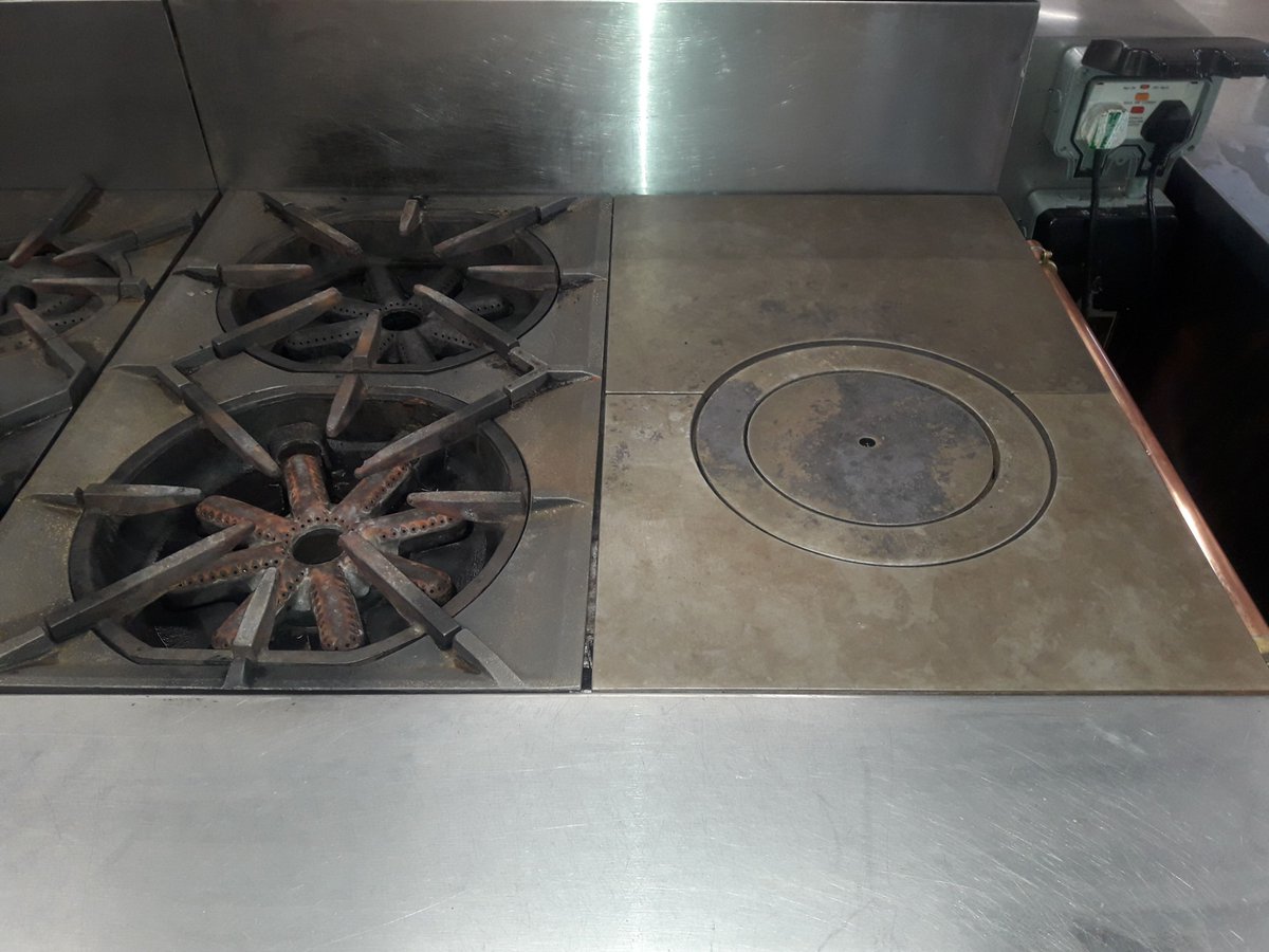DeepClean_News's tweet photo. Is your kitchen in need of a deep clean? We provide a bespoke cleaning schedule and work around the clock to meet the needs of your business. Call to book a free quote on 01527559880 #Commercialkitchen #DeepClean https://t.co/SARNesdgpf