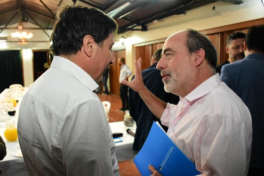 MuniMarcosPaz's tweet photo. #PasoAyer
El intendente Ricardo Curuchet participó de la reunión que encabezó el ministro de Desarrollo Social, @LicDanielArroyo, con intendentes de los distintos municipios para avanzar en la implementación de la tarjeta #AlimentAr en la primera sección de la pcia. de Bs As https://t.co/J2mRzShFw3