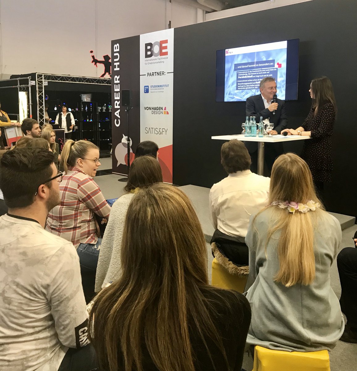 ec24seven's tweet photo. Klaus Grimmer von #eventcompanies spricht beim #CareerHub der @boemesse zu dem Thema „Erfolgreiches Selbstmarketing“ 😊
#evc247 #selbstmarketing #events #karriere #bewerbungen #jobs https://t.co/FTgJ1TIoPD