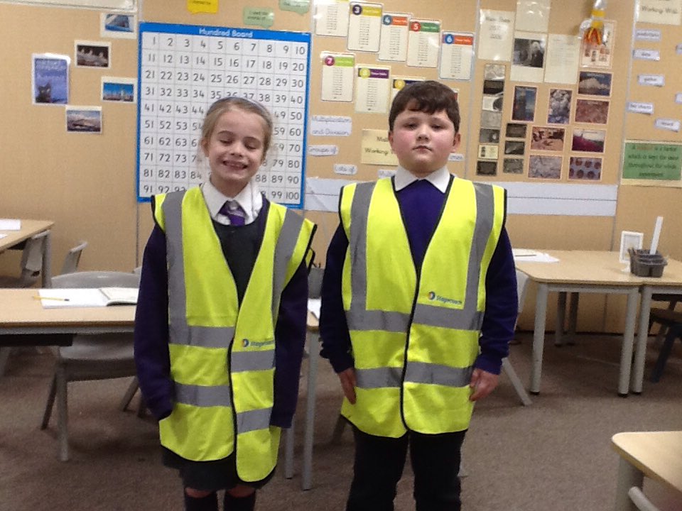 TheTrinityL5's tweet photo. Y3P learning about the importance of being bright when mornings and evenings are dark. They had to use magnifying glasses to spot the people in dark clothing on the picture. 🔎🌙🌟🌑#keepingsafe #trinitypshe https://t.co/bCCh5VVL8g