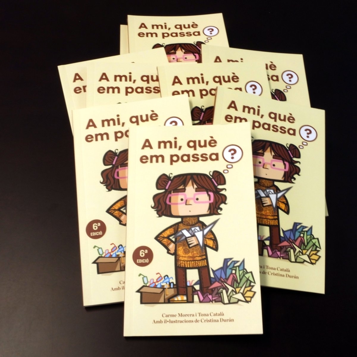 Vincle_Ed's tweet photo. La #Bonita ja ha arribat a la sisena edició!!!!
Gràcies, en nom de Carme, @tonacatala i @CrisDuranLaGRUA, a totes les persones que continuen, quatre anys després, llegint #AMiQueEmPassa... i recomanant-lo! https://t.co/8844jhGeYf