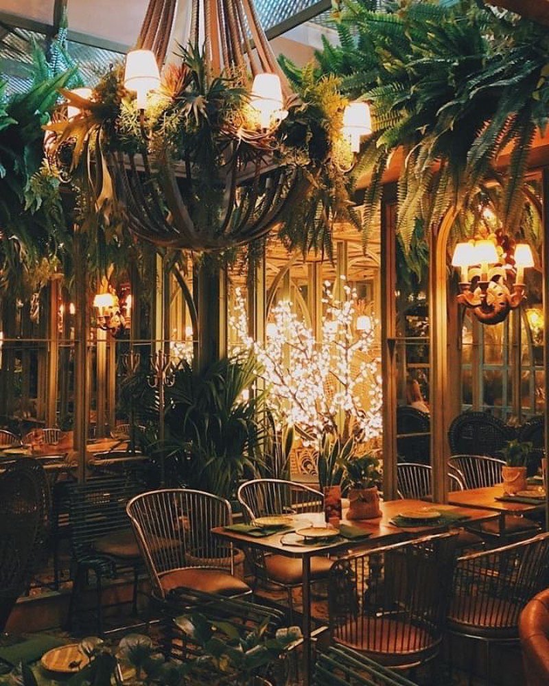 Con este fotón de <a href="/gabrielrodz/">Gabriel René</a> empezamos el #juernes 🌿🍹🌼Si tú, como nuestro amigo Gabriel, vienes a vernos… saluda 👋, disfruta 🥂, dispara 📸 y etiquétanos ¡estamos deseando ver los rincones que más os inspiran!  #SalvadorBachiller #GastrobaresSB #InvernaderoSB