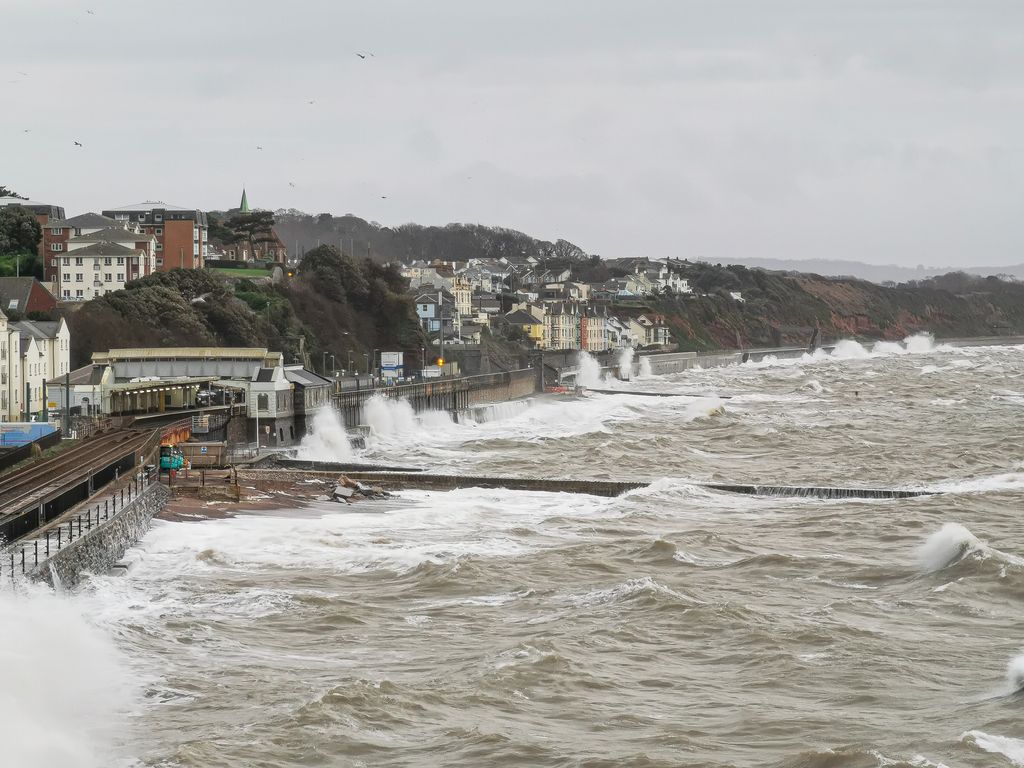 CoastCams247's tweet photo. The full length of the sea wall was getting it today at high tide.
#dawlish #dawlishbeach #dawlishbeachcams #dawlishstorm #seawallwaves #forceofnature #messywaves https://t.co/1hv9zHDy5a