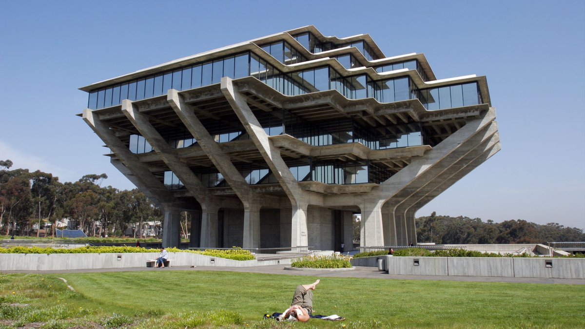 PerrySt's tweet photo. Love @felixsalmon's newsletter. Item 9 is awesome! Building of the week: Geisel Library https://t.co/ybtLC1s4KR #axiosedge https://t.co/wjBaUPwpOx