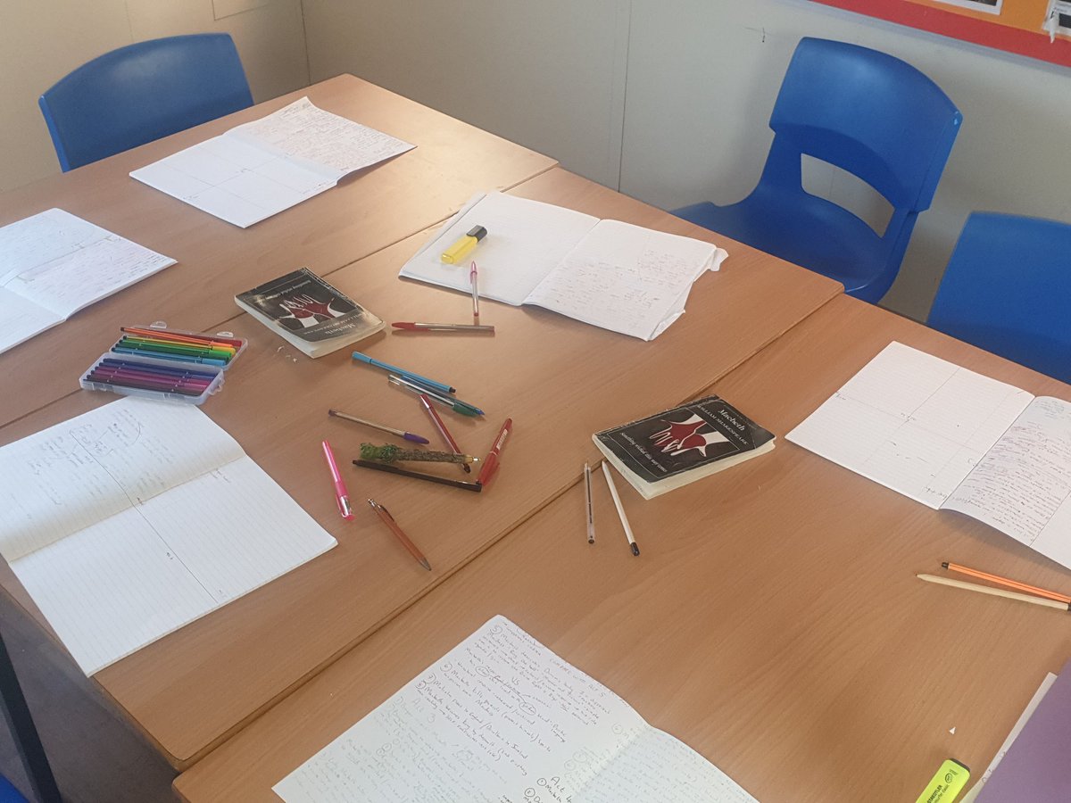 Nik_OLoughlin's tweet photo. When your students provide the pens for each other to ensure their notes are separated into acts, helping them to organise the play in their minds. #failtoprepare #preparetofail #plot #language #structure #chasing5s https://t.co/lfMRPzRtkg