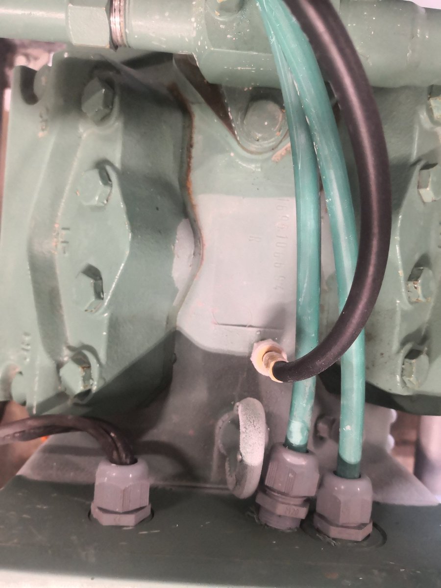 frigorista7's tweet photo. Retorno de líquido por avería en válvula de aspiración sistema de CO2 con desescarche por gas caliente. Por suerte el compresor aguanto la incidencia. https://t.co/3yn9MplsQu