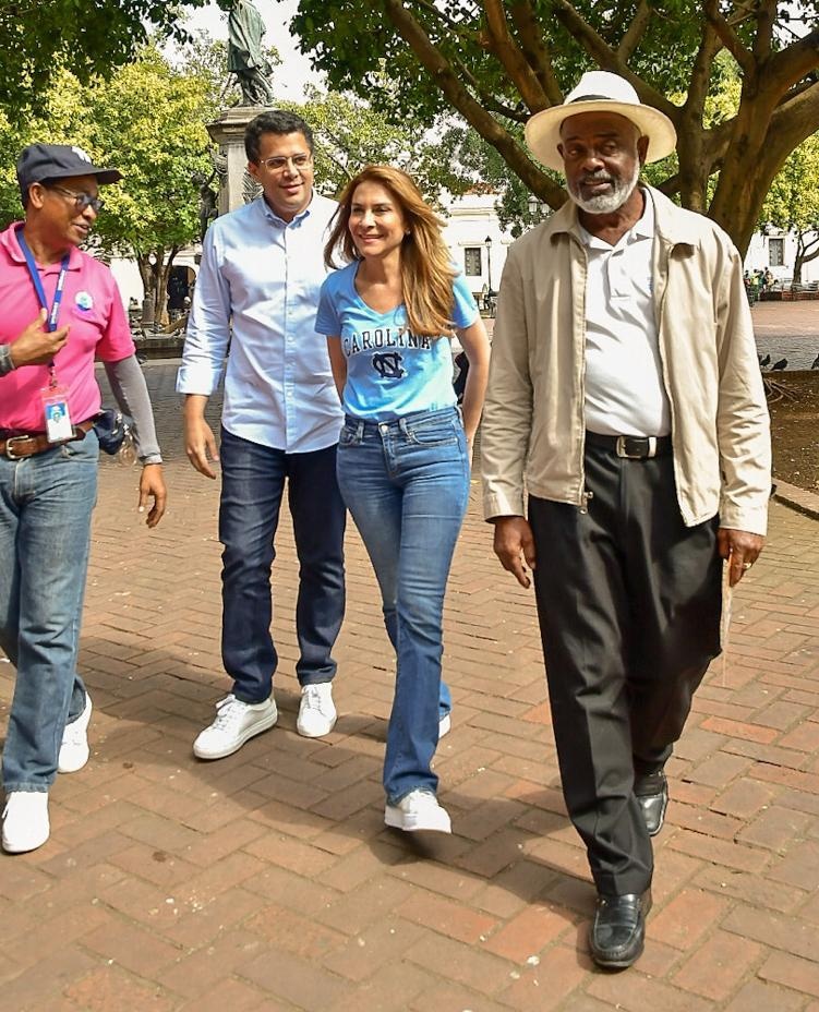 CarolinaMejiaG's tweet photo. Compartiendo con @DavidColladoM mientras caminamos el Parque Colón. Nuestra ciudad es hermosa y tiene mucho todavía por mostrar

¡Sigamos por buen camino!

#CarolinaAlcaldesaDN https://t.co/KYW0ku75dT