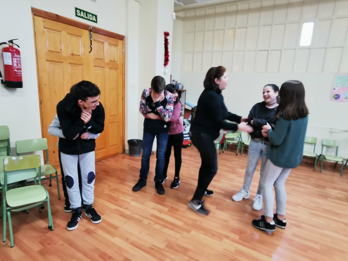 cpreypelayo's tweet photo. Entrenándonos para una "emergencia sanitaria", 112, RCP y maniobra de heimlich. A salvar vidas!! https://t.co/Dkfh9Uhe2O