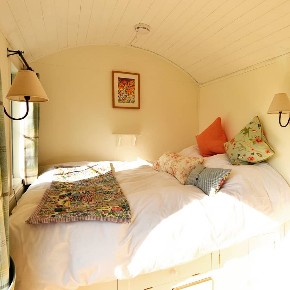 cabinbookers's tweet photo. The perfect romantic break? 😍

Luxury Somerset shepherd's hut with wood-fired hot tub. Set in its own private orchard... 🌳

View here: https://t.co/WfNQKQ1CFb

#glamping #UK #cabin #nature https://t.co/Q3xR3F3pXg