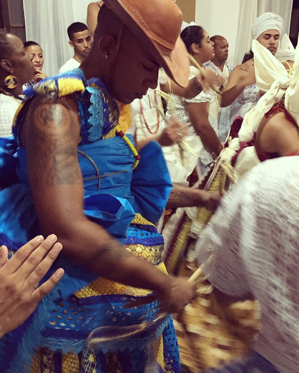_FilhosDoOfa's tweet photo. Dentro da mata, é Òsóòsì que luta ao lado do caçador
para que ele possa caçar direito.
Òsóòsì, o poderoso, que vence a guerra para o rei.
Lutou com a feiticeira
e venceu. https://t.co/WPEdf5zC8t