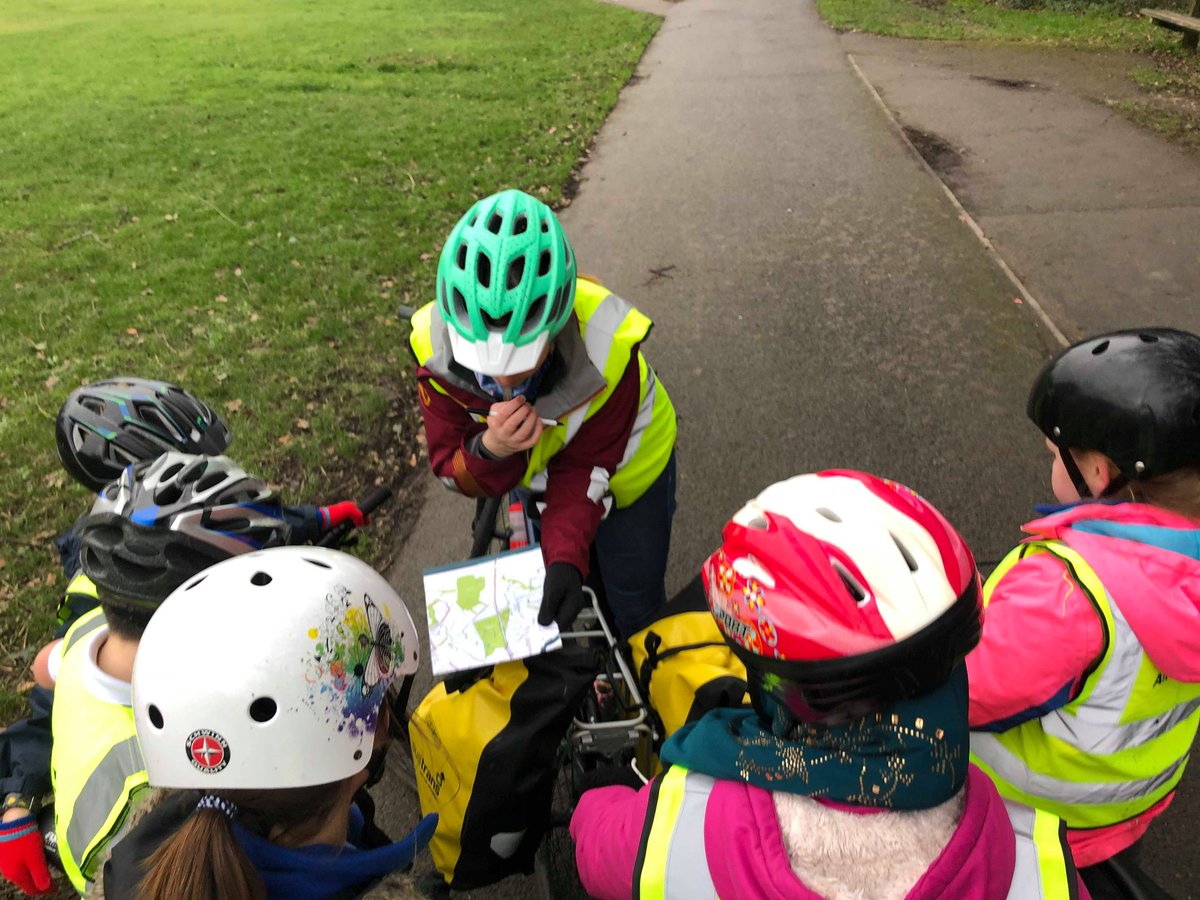 JennyPedals's tweet photo. @SwaythlingPri JTA's & headteacher Mr Draper thoroughly enjoyed their 5mile bike ride around Southampton Common today. We stopped to check out some new #SCN5 infrastructure & worked out where we'd been on a map as we went along๐ฒ @MyJourneyHants @SustransSE @bikeitSH #GreenCity https://t.co/CHAwQo93sW