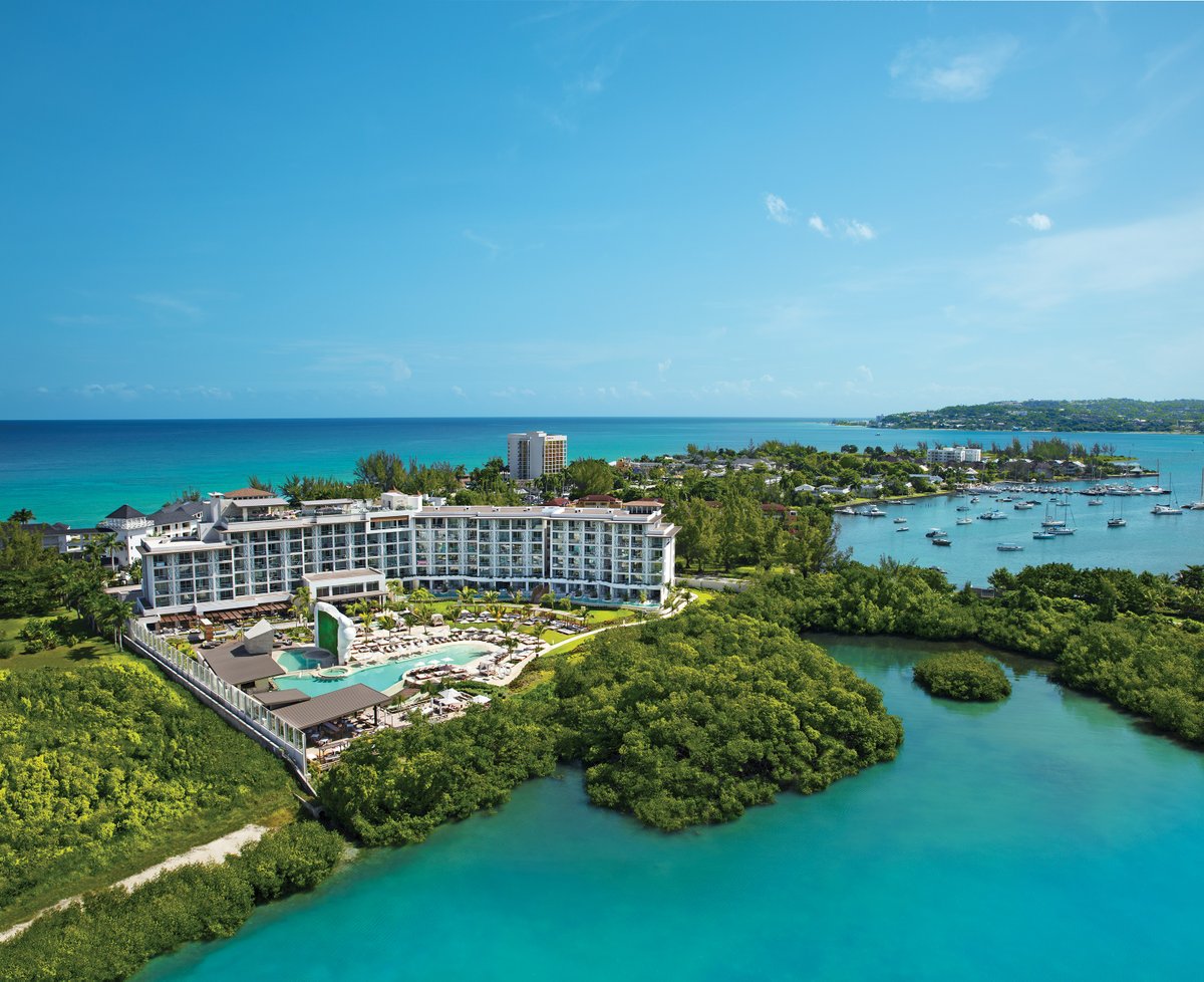 Vacations in #Jamaica are better when shared with a special someone. Mention who you'd love to share it with at #BreathlessMontegoBay Resort &amp; Spa #TagThursdays 🇯🇲  #BetteratBreathless bit.ly/BreathlessMont…