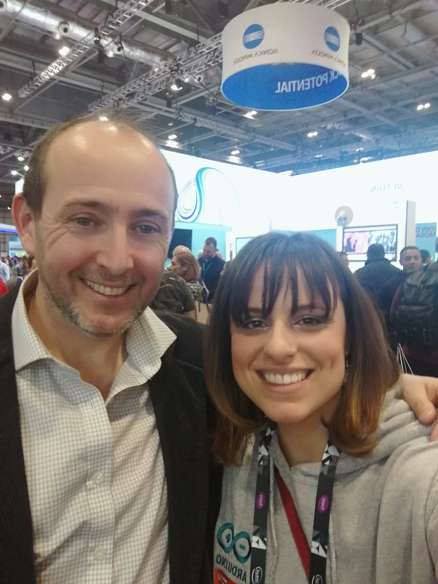sorciererouge's tweet image. At #Bett2020 One year later. Thanks Alan @PhysicsPortal for visiting and for your wonderful contribution to the #arduinophysicslab