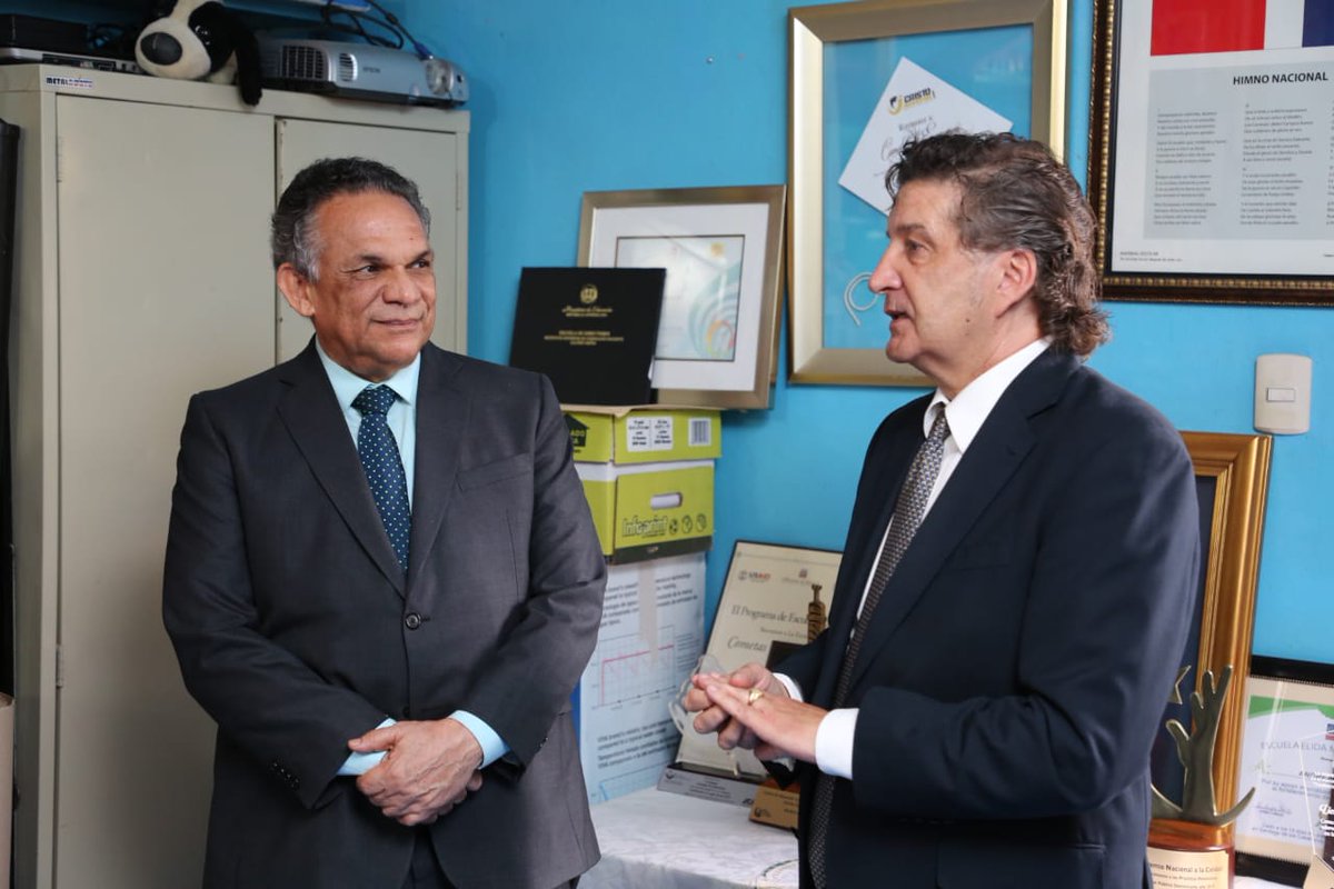 SANTIAGO| La mañana de hoy jueves el Ministro de Administración Pública, licenciado <a href="/Venturacamejo/">Ramon Ventura Camejo</a>, acompañado de una comisión técnica de la institución, visitó el Centro Educativo Integral Cometas de Esperanza, ubicado en el Barrio "La Mosca" del sector Cienfuegos. 1/3