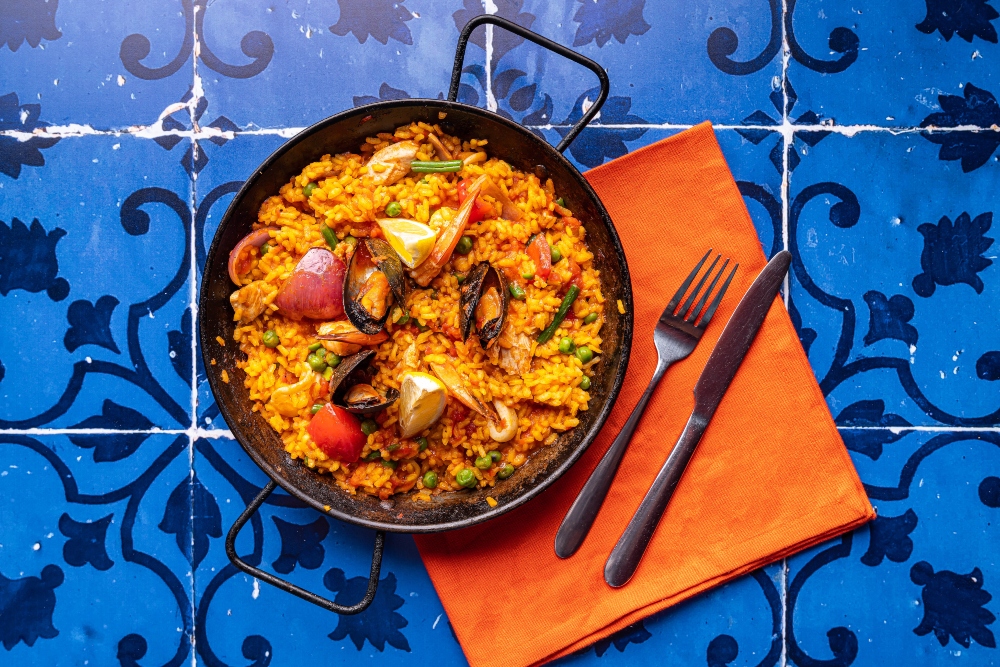 Paella is good any day of the week, are we right? 😉 
Paella de Mariscos
With king prawns, mussels, white fish &amp; squid bit.ly/373Y7tK