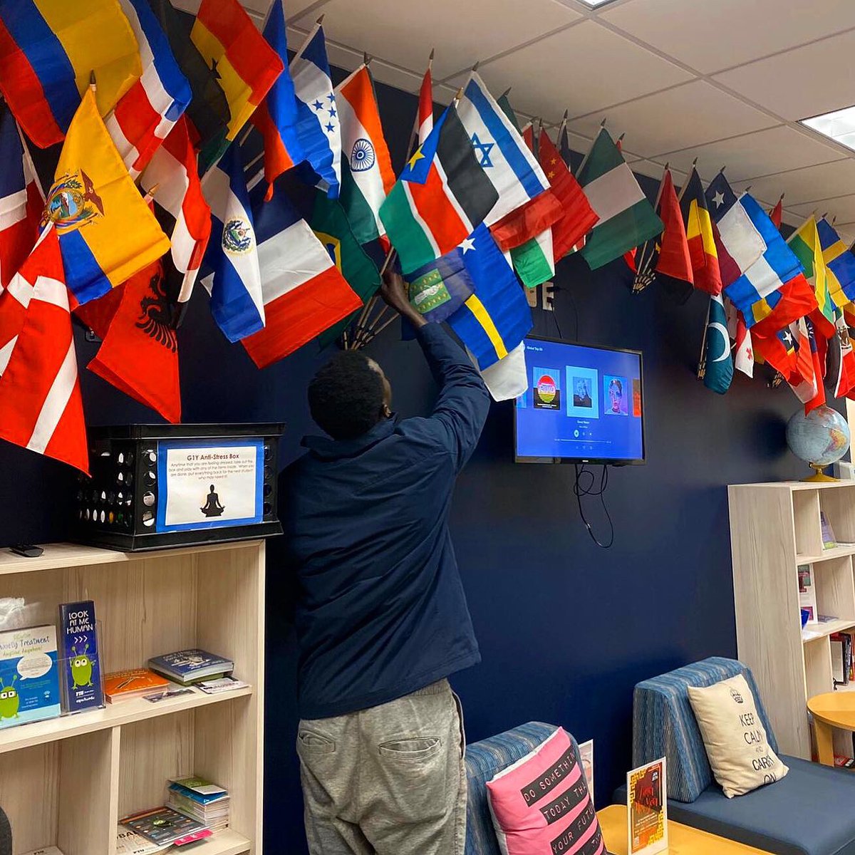 WELCOME to FIU Global First Year students Yohana and Butrose fro South Sudan! Last night at our welcome pizza 🍕 party Yohana placed his flag in our office as part of our flag ceremony! 🇸🇸 #southsudan #globalfiu #newcountry