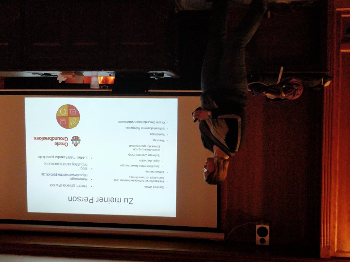 Los geht's. Mit @SandraParsick mit "Testen von und mit Infrastruktur" #WWRuhr