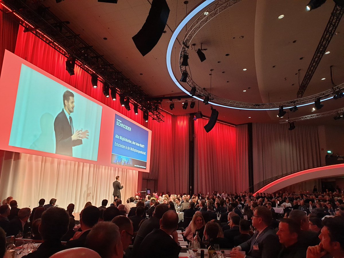 ahugi's tweet photo. An der #ICTNetworkingparty erklären @dobelli und @Schroeder_Live der ICT-Community die Nachteile der Multioptionsgesellschaft, die Vorteile der News-Enthaltsamkeit und legen die Basis für Kebab, Networking und Co. @ICTswitzerland https://t.co/3pKGjYaxNK
