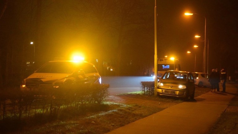 Auto botst op lantaarnpaal: Een automobilist is donderdag aan het begin van de avond in Eelde tegen een lantaarnpaal gereden.