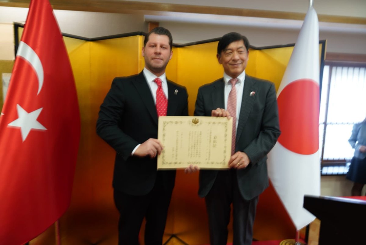 seriftosyali's tweet photo. Bugün bizim icin gurur günü... Japonya 🇯🇵l🇹🇷 Türkiye dostluğunun ekonomik alanda da güçlenmesi için DEİK çatısı altında gösterdiğimiz çabalar Japonya Büyükelçiliği tarafından da ödüle layık görüldü. Aldığımız bu güçle ilişkilerimizin derinleşmesi için çalışmaya devam edeceğiz... https://t.co/MTcskRncew