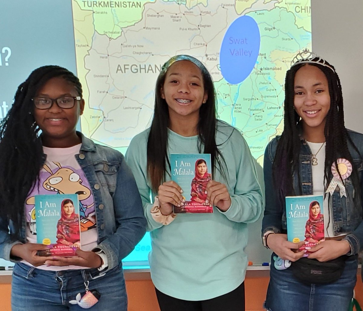 Mrs_ePate's tweet photo. Excellent kick-off to @MMScomets One School, One Book program today! Handing every student a new book about such an important person and topic was so powerful. #yourstorymatters #masonmoment #OSOB https://t.co/PqwjJ0lslp