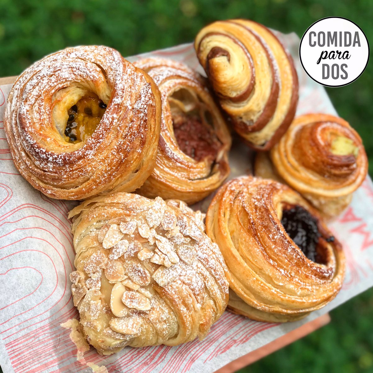 Comida_para_dos's tweet photo. Los panes son hermosos, el sabor de la masa madre y los increíbles ingredientes que les ponen,
Aquí pedimos una cajita variada, con crossaints de almendras y chocolate, cronuts de mandarina, maracuyá, algunos rellenos de queso 🥯
🔖$20-30 por pan 
📍Pedidos con @mannaboulangerie https://t.co/T0WbS1EWn5