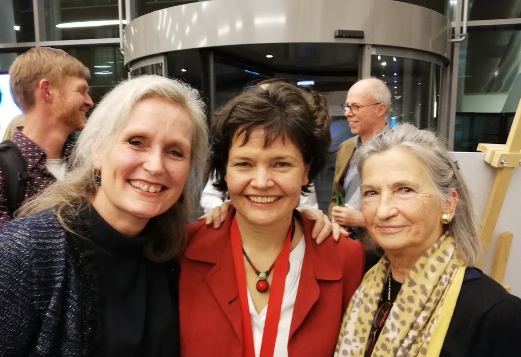 M_Cornielje's tweet photo. #KateRaworth First @HvA Professor of Practice! Tijd voor een nw economisch model; de behoeften van allen binnen de draagkracht vd Aarde 💚 #Doughnuteconomics What is your 2020 vision? #DoTheDonut, @DonutDDay II #monetaryreform #basicincome #sustainability April 2020. Stay tuned! https://t.co/slROheYvBE