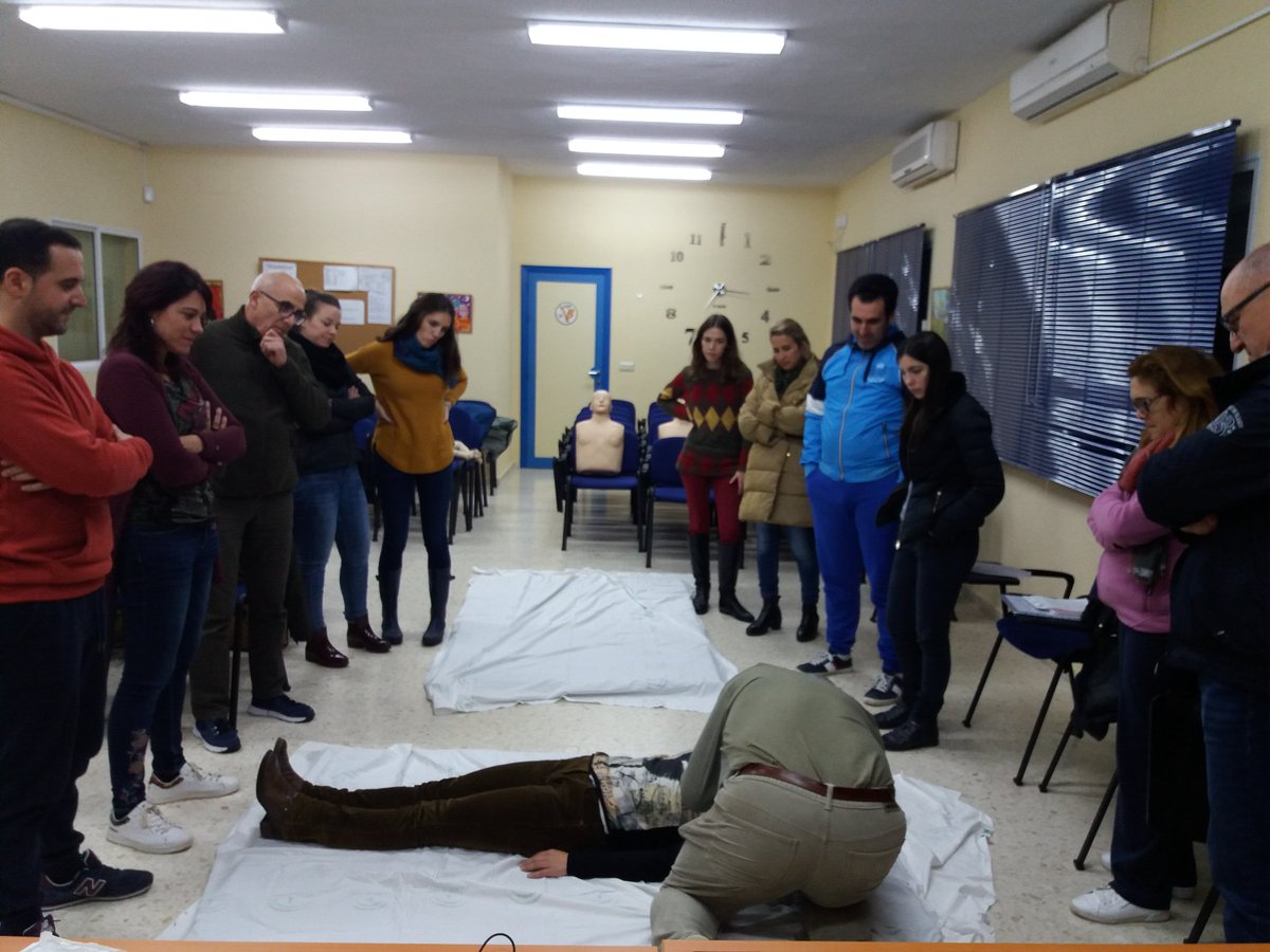 LauraMarPor's tweet photo. Tarde de formación en Primeros auxilios y soporte vital básico en el @cepbollullos 
Teoría y práctica que salvan vidas https://t.co/RrISgBFfGL