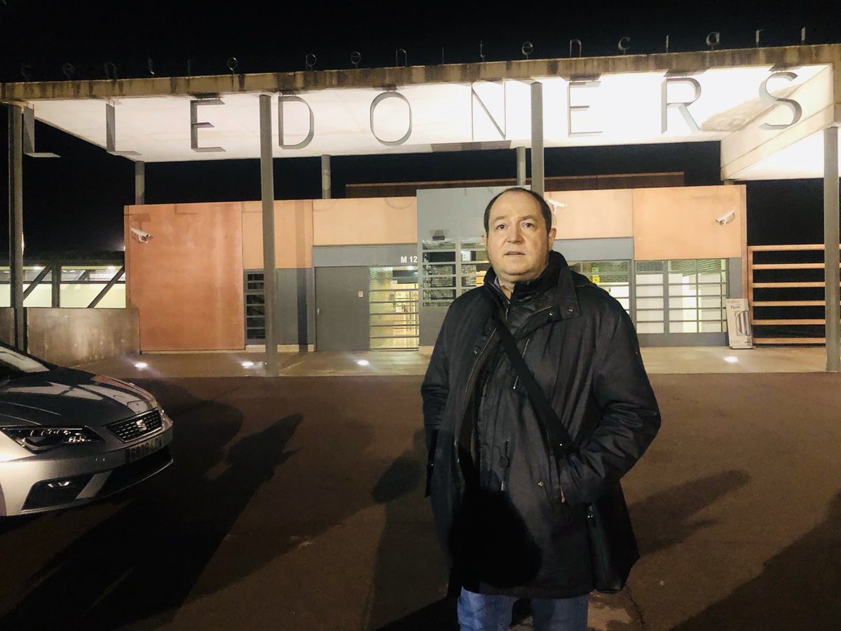 EHBildu_Inter's tweet photo. ✊ Una delegación de eurodiputados de @EUCat_Dialogue, entre ellos @pernandobarrena, han visitado a varios de los presos políticos catalanes en la prisión de Lledoners.
🎗 #LlibertatPresosPolitics https://t.co/Ocz8NzaEW4