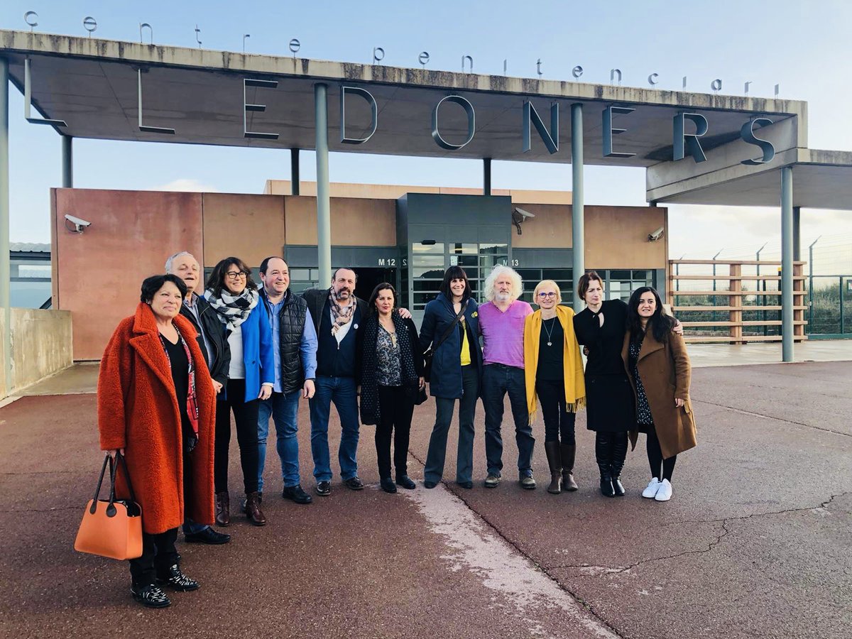EHBildu_Inter's tweet photo. ✊ Una delegación de eurodiputados de @EUCat_Dialogue, entre ellos @pernandobarrena, han visitado a varios de los presos políticos catalanes en la prisión de Lledoners.
🎗 #LlibertatPresosPolitics https://t.co/Ocz8NzaEW4