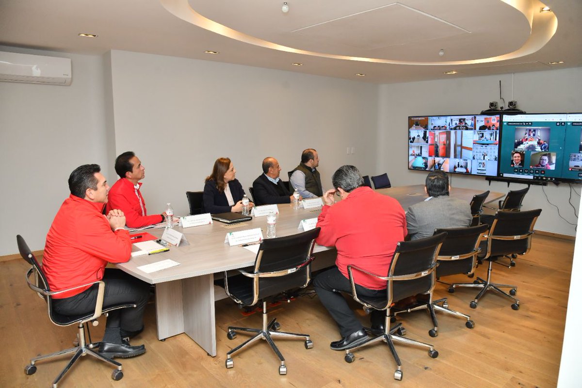 El Presidente <a href="/alitomorenoc/">Alejandro Moreno</a>, la Secretaria General <a href="/caroviggiano/">Carolina Viggiano</a> y Secretarios del CEN, llevaron a cabo una videoconferencia con los Comités Directivos Estatales, en la que dieron a conocer directrices muy importantes para fortalecer la presencia territorial y digital del PRI.