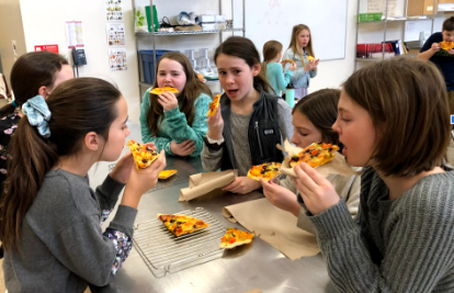 Planete6N's tweet photo. Ma classe a fait les pizzas. Tout le monde a choisi les garnitures qu’il aime mieux. À la cuisine, nous étions en groupes avec les garnitures que nous aimons. C’était délicieux!
Notre site: 
https://t.co/zGk6ODlSnX

@HPEschools

@PECI_News https://t.co/TQNGMfAECt