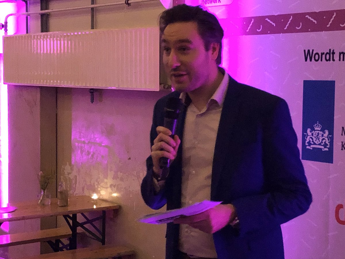 Voorzitter <a href="/futurnl/">FUTUR</a> Tim Smit opent de ontvangst van de #javhj20 verkiezing. #stoutelefhebber