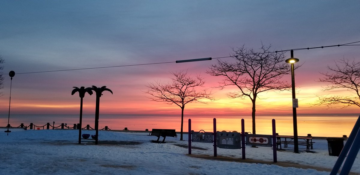 fbmaas's tweet photo. Spectacular #sunrise over #LakeOnt this morning. I was almost late for work but it would have been worth it! #burlon #redsky #redskyinmorning https://t.co/REACHnykEs
