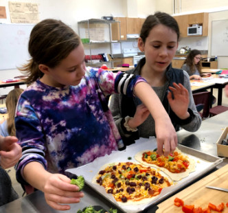 Planete6N's tweet photo. My class made pizzas. Everyone chose the toppings they like best. In the kitchen, we were in groups with the toppings we like. It was delicious.
Our site: 
https://t.co/zGk6ODlSnX

@HPEschools

@PECI_News https://t.co/YjSoF4O3u0