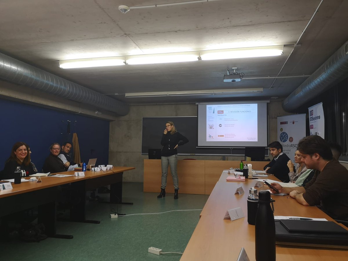 Catedra_RSC's tweet photo. Esta tarde continuamos con @NuriaNevers con "Los empleados como grupos de interés" en el Módulo II del #MásterRSC de @umu. https://t.co/JmQmjMep9p
