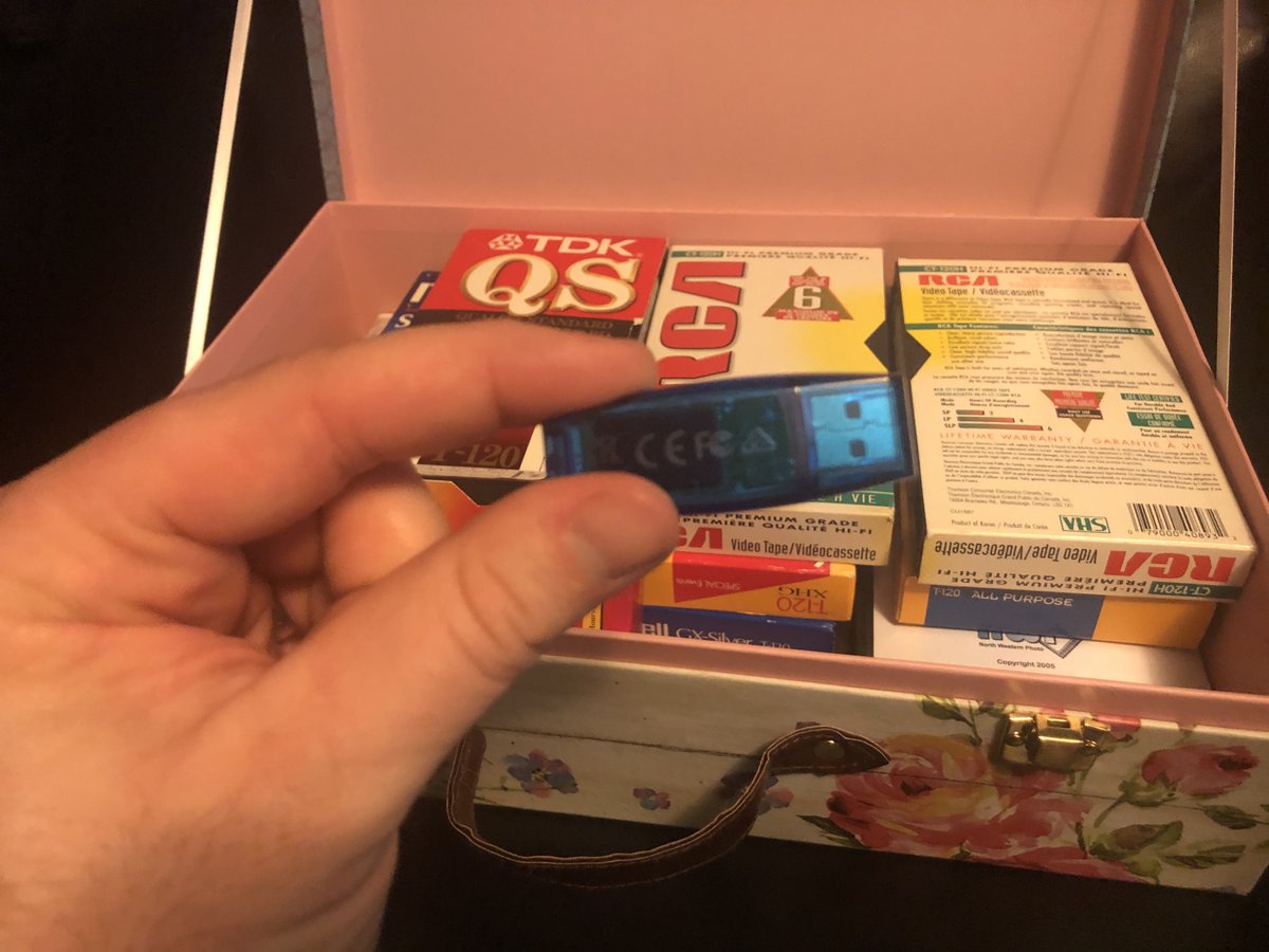 mjinteractive17's tweet image. This person turned 10 tapes into this small flash drive. So easy now to just plug this into your laptop. Why screw with old school when new school is an option? Also, I don’t always deliver tapes in a floral brief case as shown. #vhsconversion #a2d #homemovies #garyveechallenge