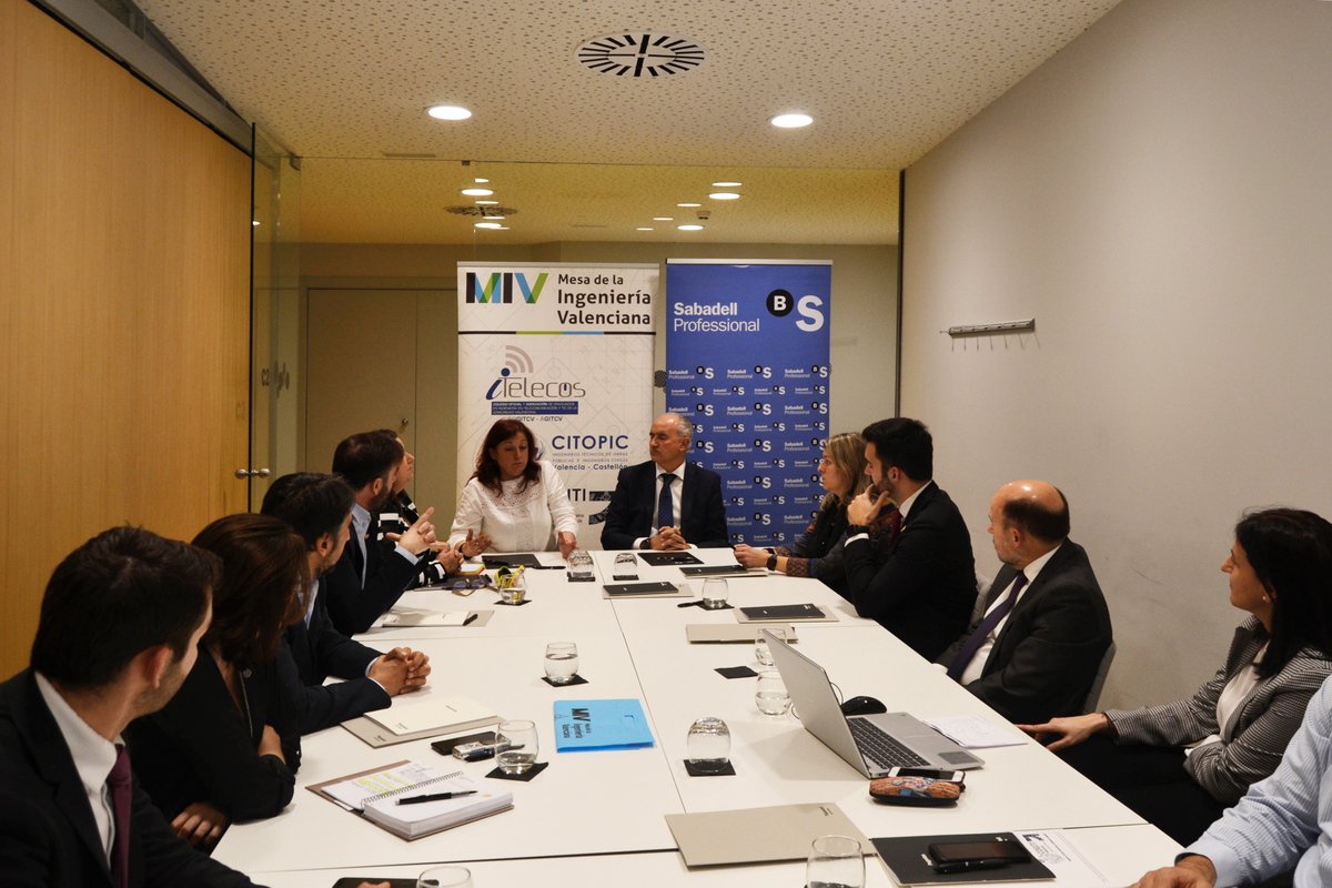 MesaIngValencia's tweet photo. La @MesaIngValencia firma un convenio de colaboración con @BancSabadell en el #SabadellHub, entidad con larga trayectoria de colaboración con #ColegiosProfesionales y gran experiencia prestando servicios especializados a los #profesionales. https://t.co/ABag8lhDpP