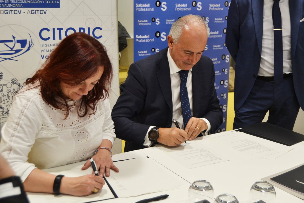 MesaIngValencia's tweet photo. La @MesaIngValencia firma un convenio de colaboración con @BancSabadell en el #SabadellHub, entidad con larga trayectoria de colaboración con #ColegiosProfesionales y gran experiencia prestando servicios especializados a los #profesionales. https://t.co/ABag8lhDpP