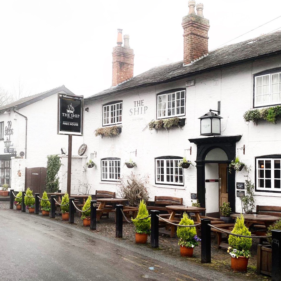 ship_styal's tweet photo. Misty days at The Ship 🌫🍺🍽 #StyalLife #CosyPub #CheshiresBest https://t.co/PhwPQ2qa3U