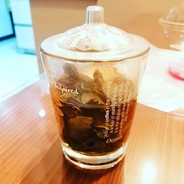 PruebaTeTaiwan's tweet photo. Bueno, y así es como mi suegra toma té. Echa unas hojas en una taza y va tomando té durante todo el día, incluso ¡continúa al día siguiente usando las mismas hojas en remojo toda la noche! Orgulloso de decir que este té es el que llamo "Pureza", lo ten��is en la web, un oolon�� https://t.co/i819cEXHgI