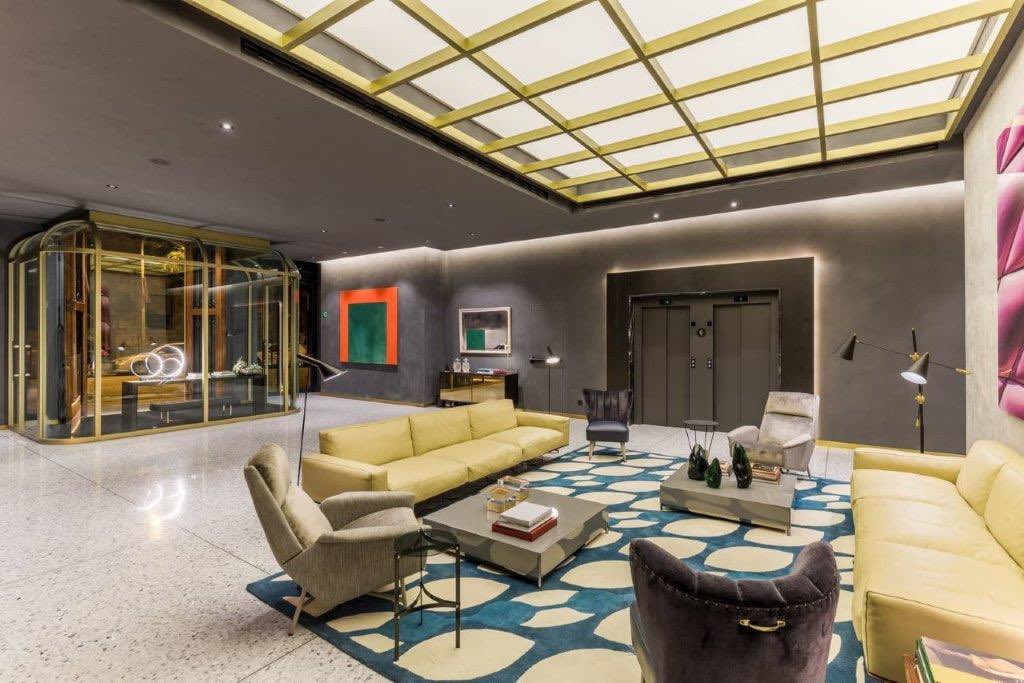 lomarterrazo's tweet photo. Aneu a @RoomMateHotels #Gerard #BCN i veureu com arquiteces, decoradors,interioristes,constructora, col.locadors,polidors han fet que llueixi d’aquesta manera el #terrazo #interior #gragran #40x40 #L472 #grisperla és per treure’s el barret! 👏🏻 #terratzo #lomar #elpavimentdara https://t.co/JoMRJqerJV