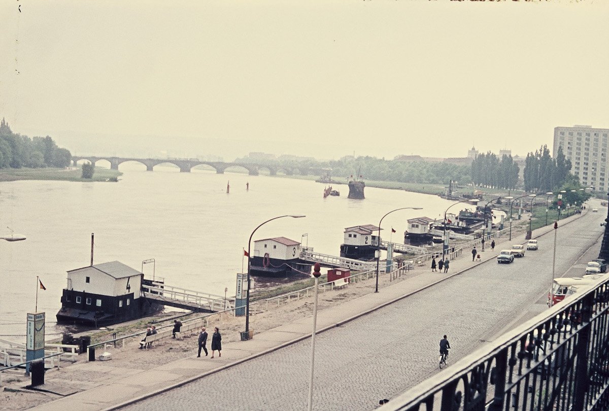 th_whm's tweet photo. Terrassenufer Dresden, 1927 (Foto: Wilhelm Stein, Dresden), 1965, November 1986, Juli 2008. https://t.co/HYtU0QaWaN