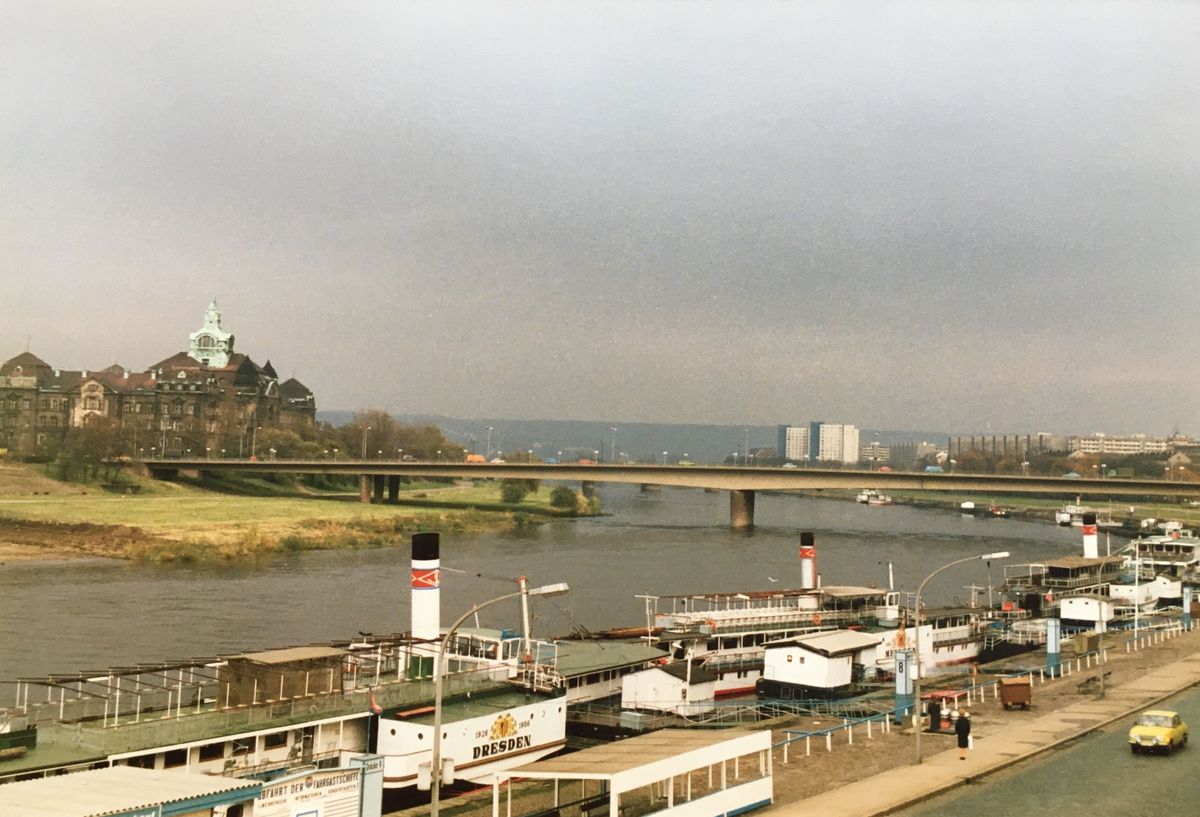 th_whm's tweet photo. Terrassenufer Dresden, 1927 (Foto: Wilhelm Stein, Dresden), 1965, November 1986, Juli 2008. https://t.co/HYtU0QaWaN