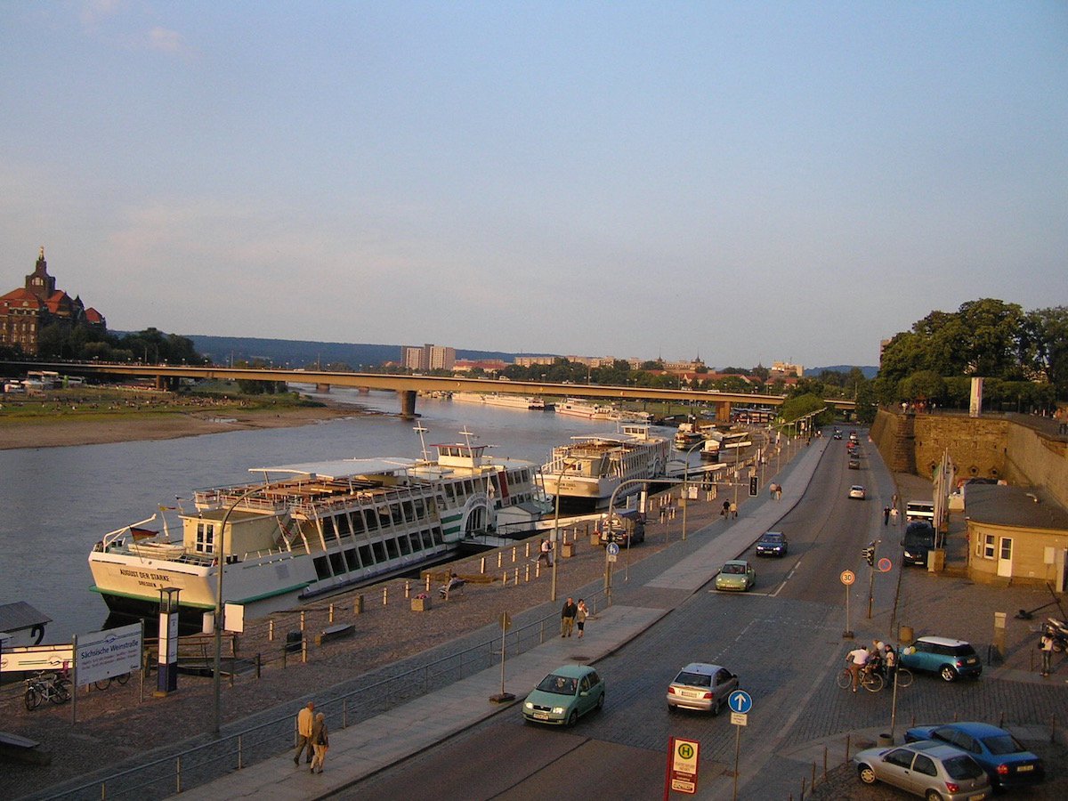 Terrassenufer Dresden, 1927 (Foto: Wilhelm Stein, Dresden), 1965, November 1986, Juli 2008.