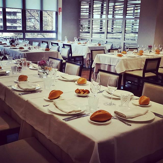 ¡Qué gusto ver nuestros salones llenos de clientes! Gracias a todos los que habéis compartido mesa en nuestro restaurante.
#Rutadelaplata2 #Càceres #ComerbienCáceres #MenúDelDía #menusDeGrupo