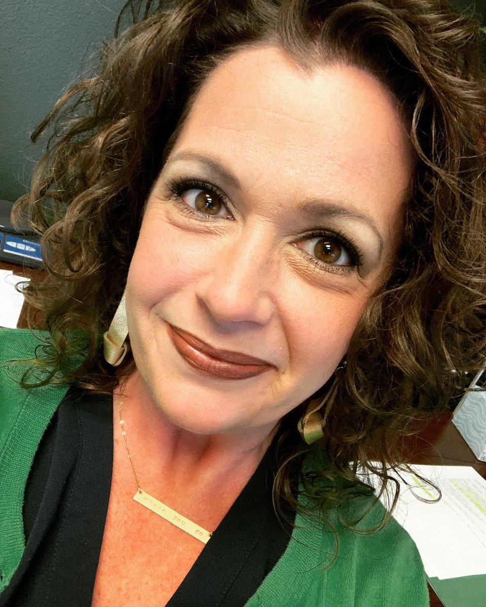 Shesjustb1's tweet photo. Grab a pair of the knotted earrings. They come in all colors. I am wearing the long version but they also come in a short version. They’re just $10 #leatherknots #leatherearrings #bossbabe #SmallBusiness #atx #atxsmallbusiness #Entrepreneur https://t.co/bts8SPclWV